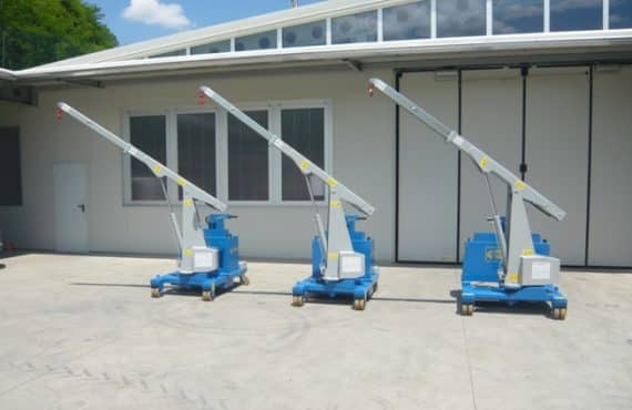 Electric crane for mold lifting with capacity up to 750 kg.