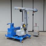 Electric crane for mold lifting with capacity up to 750 kg.