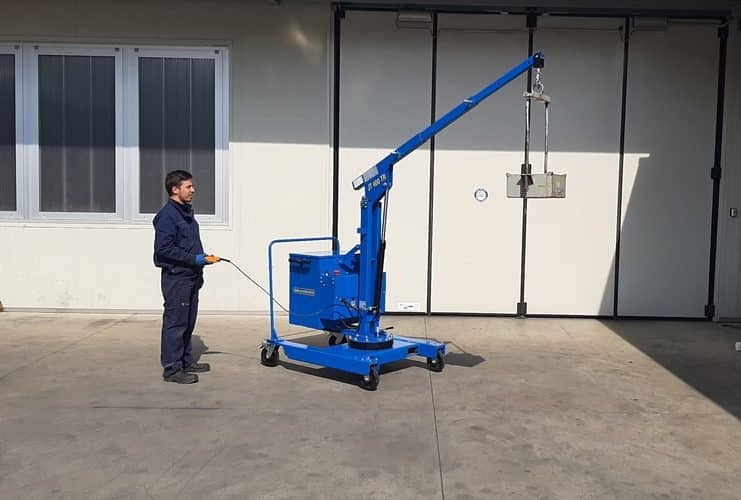 Electric or semi-automatic mini cranes with capacity up to 400 kg.