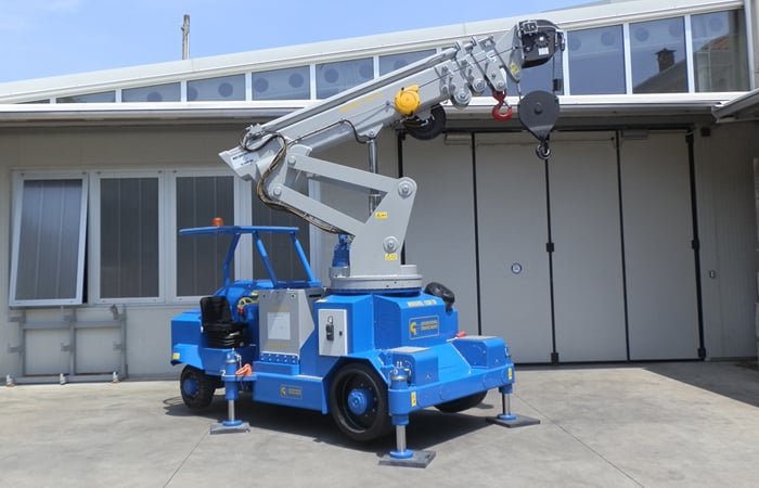 Mobile cranes for lifting loads up to 12.500 kg.