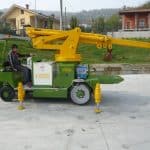 Mobile crane for lifting loads up to 12.500 kg.