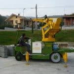 Mobile crane for lifting loads up to 12.500 kg.