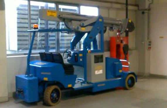 Mobile cranes for lifting loads up to 9.000 kg.