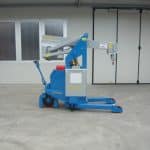 Crawle crane for lifting loads up to 3.000 kg.